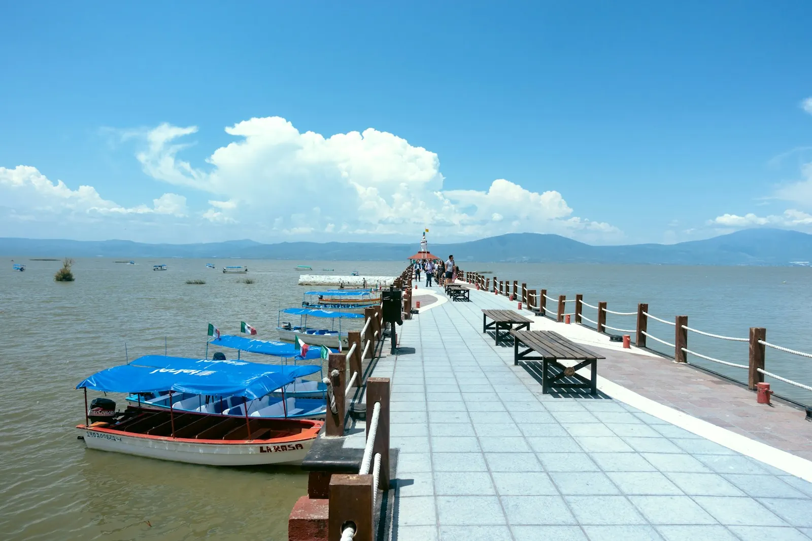 Muelle y lanchas del malecón de Chapala, Jalisco, bajo un cielo azul