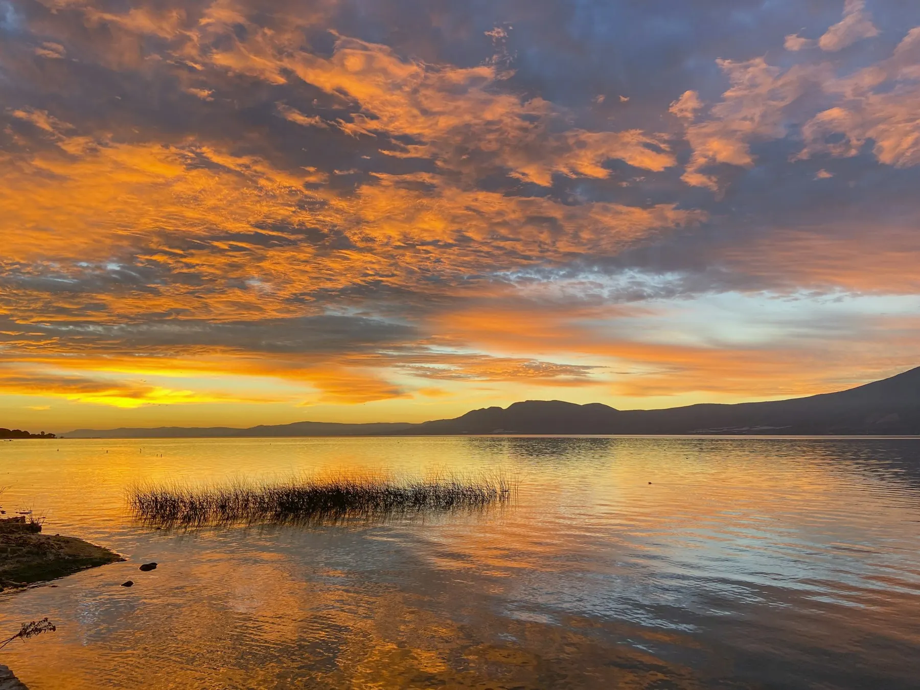 Atardecer naranja sobre el Lago de Chapala, Jalisco