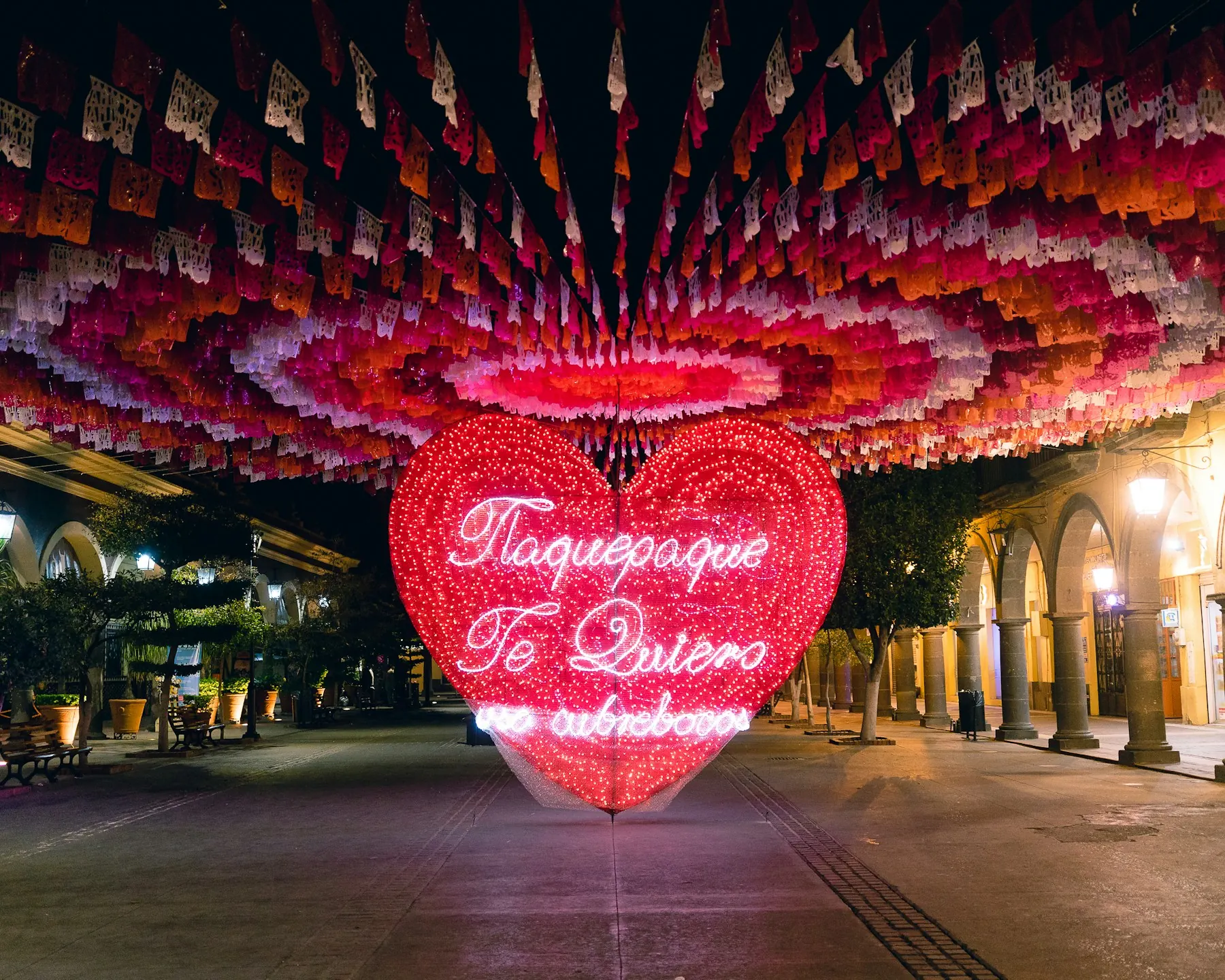 Corazón luminoso y papel picado en San Pedro Tlaquepaque de noche