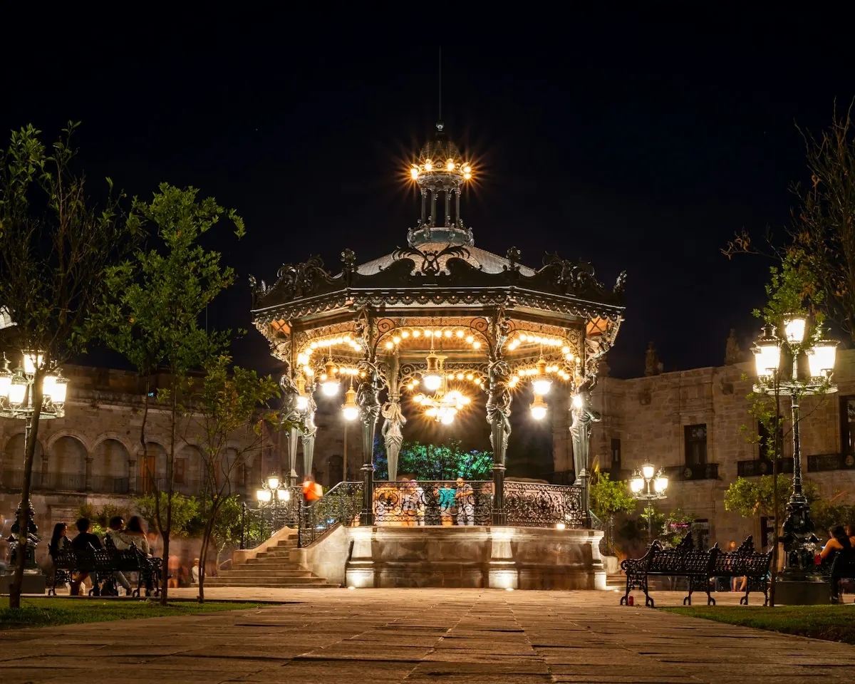 Kiosco iluminado de noche en una plaza de Tlaquepaque, Jalisco